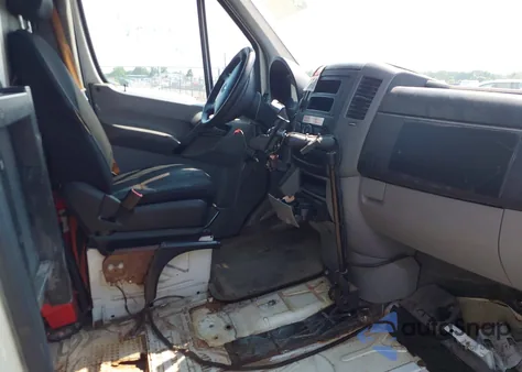 2015 Mercedes-Benz Sprinter 2500 High Roof из США, поврежденный, VIN WD3PE8DB6FP127517